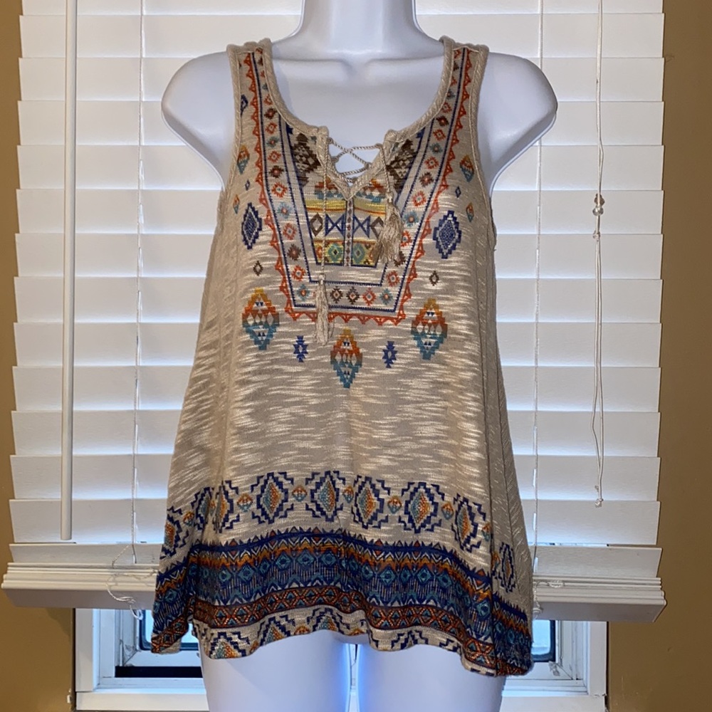 ♥️Beautiful BoHo top with Aztec type design.